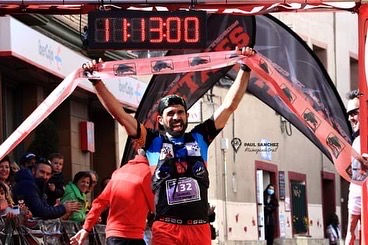 Samuel García cruzando la meta de una carrera de trail